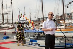 Havnedirektør Ingvar M. Mathisen taler i forbindelse med dåpen av Teist, Oslo Havns nye havneoppsynsbåt. Byråd Victoria Marie Evensen i bakgrunnen.