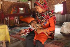 Afroza (17) ammer de fire måneder gamle tvillingene sine. Afroza har fått komplikasjoner etter fødselen fordi kroppen hennes ikke var utviklet nok til å klare en barnefødsel. (Foto Plan, Bernice Wong)