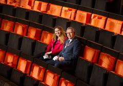 Ordfører Willy Westhagen får to billetter av sambygding og solist, Eli Kristin Hanssveen. De skal to i Gran kommune som aldri har vært i Operaen få. Foto: Jörg Wiesner, Den Norske Opera & Ballett.