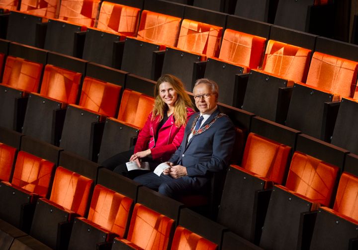Ordfører Willy Westhagen får to billetter av sambygding og solist, Eli Kristin Hanssveen. De skal to i Gran kommune som aldri har vært i Operaen få. Foto: Jörg Wiesner, Den Norske Opera & Ballett.