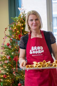 Daglig leder Torunn Nordbø i Opplysningskontoret for brød og korn har selv bakt mengder krumkaker til jul.