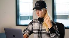 Amalie Snøløs viser HEPAcap i praktisk bruk.
Foto: Ottar Jensen