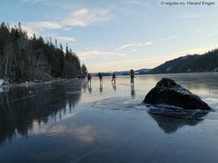 Erfarne skøytere med sikkerhetsutstyr på Svorksjøen 237 moh i Melhus. Samme dag gikk en annen gjennom isen på et svakt sted.
Foto: Håvard Engen