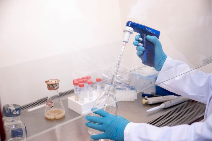 Forberedelse av mikroorganismer som skal spres i luft (bioaerosol) som et ledd i testingen av munnbind. (Foto: FFI)