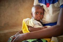 Zourata Sawadogo holder babyen sin, som lider av alvorlig akutt underernæring, på barneavdelingen ved Barsalogho medisinske senter i Burkina Faso. Foto: OCHA/Bénédicte Bienzi Toé.