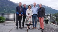 PÅ TUR MED DRONNINGEN: F.v.: Vegard Ulvang, Arne Brimi, H.M. Dronning Sonja, Bjørn Dæhlie og Arne Hjeltnes. Foto: Dag Vidar Hopøy/Parkas Production/TV 2