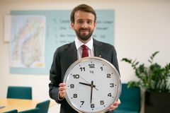 Næringsminister Jan Christian Vestre minner om at du må huske å stille klokka.