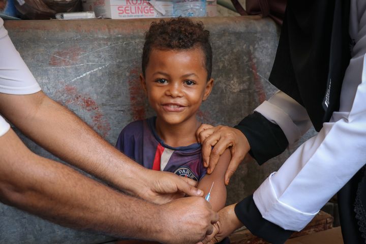 Et barn blir vaksinert mot meslinger i forbindelse med en UNICEF-støttet vakinekampanje i Aden i Jemen 9. februar i år. Foto: Mahmood Fadhel / UNICEF