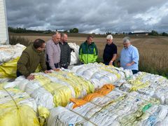 Representanter fra Norsirk og Felleskjøpet med en liten del av all landbruksplasten som er samlet inn i 2023. Fra venstre: Rådgiver Trond Espen McDonald Bygland i Norsirk, produktsjef Jan Håvard Kingsrød i FKA, Geir Flesvig og Geir Vik fra konserninnkjøp i FKA, prosjektkonsulent Hans Kristian Hagen i FKA og partneransvarlig Roger Eibakk i Norsirk.