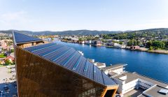 Powerhouse Telemark med solcellepaneler på både tak og fasade.