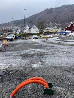 Her skal det asfalterast i Gravensteinsgata, på riksveg 5 gjennom Sogndal sentrum, natt til tysdag og onsdag. Foto: Statens vegvesen