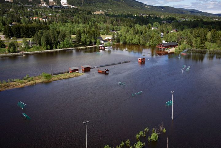 Gult varsel kan bety lokale oversvømmelser eller erosjonsskader på grunn av raskt økende vannføring i bekker og småelver. Her fra tidligere flom i Trysil. Foto: Mads Notkevich, Frende.