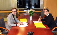 Rektor Christen Krogh og konsernsjef Daniel K Siraj signerer  avtalen mellom OsloMet og OBOS.
