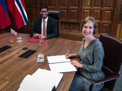 Næringsminister Iselin Nybø signerer på vegne av Norge frihandelsavtale med Storbritannia.