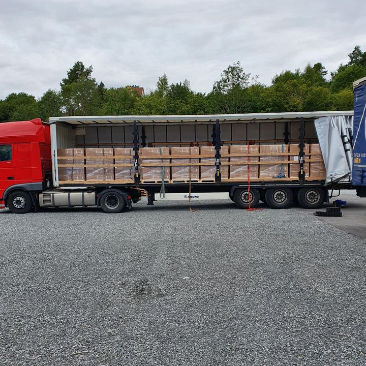 En full bil med 22 500 liter drikkevann, klar til å bli sendt fra Brevik til Ukraina. Foto: Petter Bjelland.