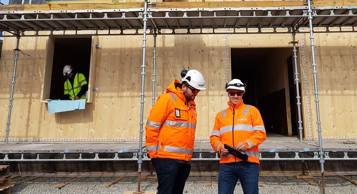 Prosjektleder Ole Gøran Hansen (til venstre) og anleggsleder André Thorsdalen foran internatet, som bygges i massivtre.