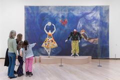 Marc Chagall, Kostymer og sceneteppe fra balletten "Aleko", 1942, © BONO / Chagall ® Installasjonsfoto: Øystein Thorvaldsen / Henie Onstad Kunstsenter