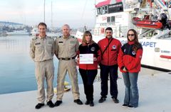 Skipsfører Jarl Pedersen (t.v.) og styrmann Hans Christian Bach jobber på redningsskøyta «Peter Henry von Koss». På mandag overleverte de sjekken fra de ansatte til de frivillige i Hellenic Rescue Team på Lesvos.