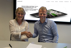 Her signeres avtalen av Magnus Solberg, innovasjonsdirektør i Norkart og Mona Høiås Sæther, Kart- og oppmålingssjef i Trondheim kommune