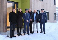 NYTT: (fv) Prosjektsjef Jens Hugo Leiknes og prosjektleder innredning Eva Husby Ingebrigtsen fra Forsvarsbygg, skolesjef Ivar Rismo, LKVS Sørreisa, direktør Erik Øimoen og regionsjef Erik Anders Helin fra Forsvarsbygg og sjef CRC Sørreisa, Stig J. Haugen.