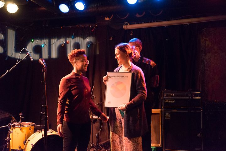 Tatiana Pereira (Miss Tati) og Inge Bremnes delte ut låtskriverstipend til Louien. Foto: Stian Werme