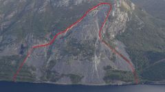 Det ustabile fjellpartiet Skutshorn (rød strek). Foto: Reginald Hermanns / NGU
