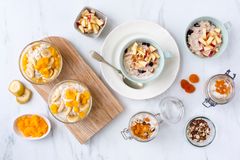Liten tid om morgen til å lage frokost? Torunn Nordbø i Opplysningskontoret for brød og korn foreslår å teste ut kjøleskapsgrøt. Foto: Brodogkorn.no
