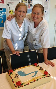 Marianne Lea (t.v.) saman med Kristin Hestad, sjukepleiar og seksjonsleiar, ved oppstarten av prosjektet. Foto: Liv Mathiesen/UiO
