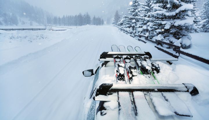 Det er ingen god idé å legge ned bakseteryggen og ha skiene løst i bilen. De kan bli et dødelig prosjektil ved en krasj eller bråstopp. (Foto: NAF)