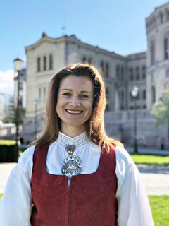 Administrerende direktør i Regnskap Norge, Christine Lundberg Larsen, foran Stortinget. Foto: Maren K. Areklett