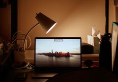 Ikke la hjemmekontoret stå på om natten. Det kan gå helt galt. Foto: Unsplash.