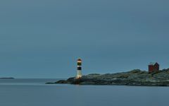 Illustrasjonsfot: Litus Lux representerer den nye generasjonen fyrlykter. Bildet viser fyrlykten som er satt opp i Smørsundet ved Grimstad. (Foto: Kystverket/Leif Andersen)