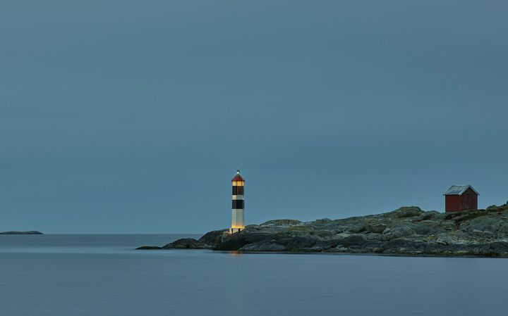 Illustrasjonsfot: Litus Lux representerer den nye generasjonen fyrlykter. Bildet viser fyrlykten som er satt opp i Smørsundet ved Grimstad. (Foto: Kystverket/Leif Andersen)