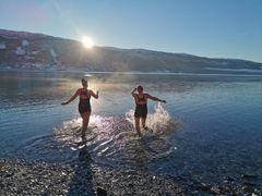 ISKALD TREND: Norsk Friluftsliv spår at isbading er en av friluftstrendene for 2022. Foto: Siv Bakken
