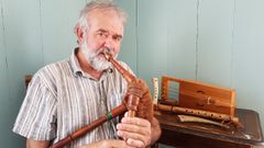 Multimusikar Stein Villa lagar stemning med sine mange instrument, songar og stubbar på dagsturhyttene i Førde, Sogndal og på Sandane.