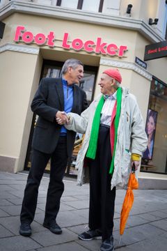 – Jeg tror varene deres passer for det norske markedet, og jeg tror at Foot Locker i Norge kommer til å bli en stor suksess, sier Olav Thon. Her sammen med Foot Lockers CEO og styreformann, Richard Johnson (t.v.).