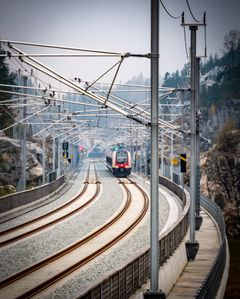 Moderne tog produserer strøm og togselskap i hele Europa kan spare penger og strøm med det Bane NOR-utviklede Erex-systemet. Vestfoldbanen ved Vassbotn. Foto: Terje Walle, Bane NOR