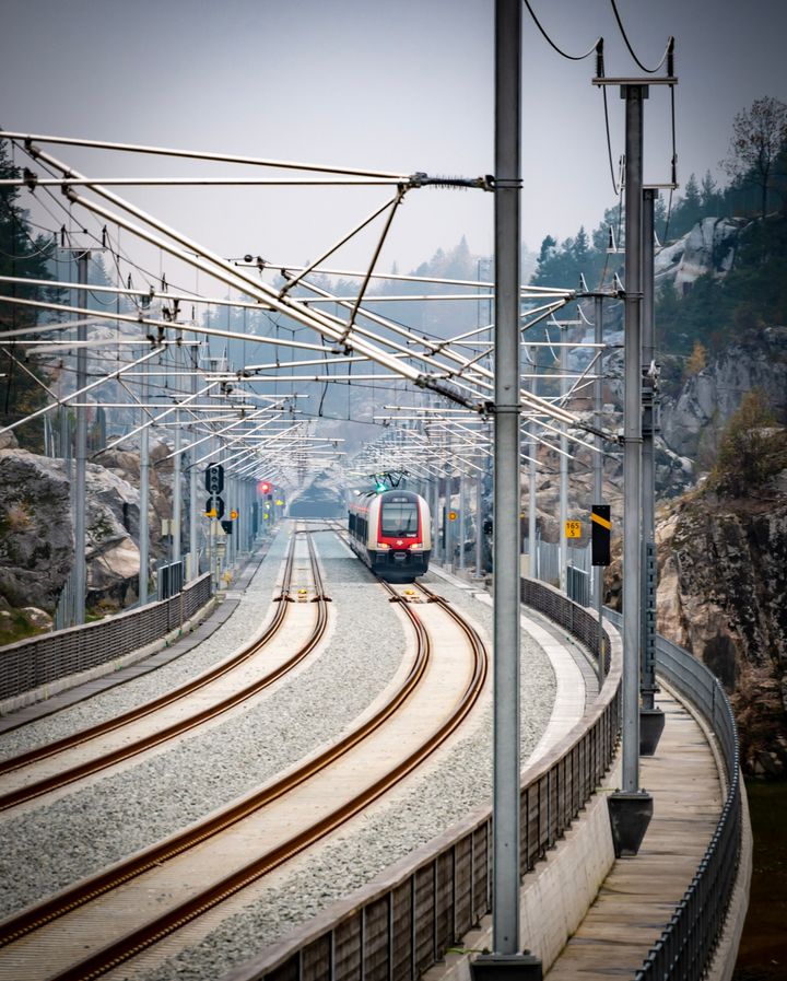 Moderne tog produserer strøm og togselskap i hele Europa kan spare penger og strøm med det Bane NOR-utviklede Erex-systemet. Vestfoldbanen ved Vassbotn. Foto: Terje Walle, Bane NOR