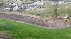 Sikringsvollen sikrar mot steinsprang og skred. Foto: NVE