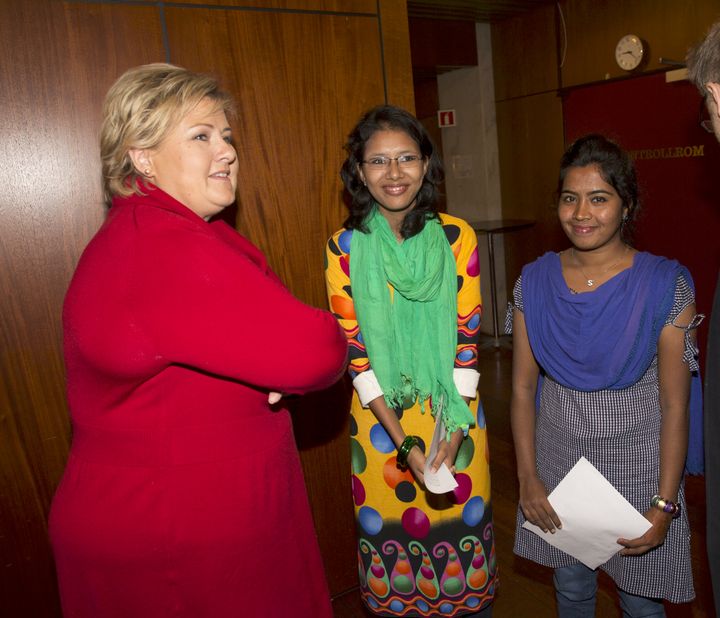 Statsminister Erna Solberg møter jentene som jobber mot barneekteskap gjennom Weddig Busters i Bangladesh, i forb med Plans Jentekonferanse 2014. Foto Plan/Tom Hansen