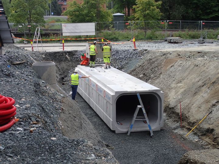 Installering av 52 m³ fordrøyingstank for oppsamling av vatn frå dei ulike delane av handteringssystemet for overvatn rundt ZEB-laboratoriet i Trondheim. Foto: Klima 2050