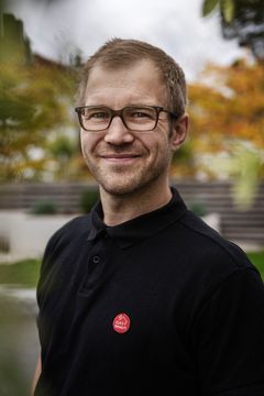 EKSPERT PÅ SMART: Christoffer Strand er produktsjef for smarte produkter i ELKO, og har mange råd om hvordan du kan gjøre hjemmet tryggere og smartere.
