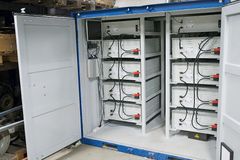 Batterilageret arbeider i tett samspill med dieselgeneratorene for å levere kraft til elektromotorene i et elektrisk fremdriftssystem, som i ABBs hybridlaboratorium er erstattet med bremser for å simulere virkelig last.