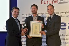 Administrerende direktør for Reitan Convenience, Magnus Reitan, er kåret til 2015 NACS Insight European Convenience Industry Leader of the Year. Prisen gis til ledere som har utmerket seg internasjonalt innen servicehandel, og ble delt ut av bransjeorganisasjonen NACS i London i dag. Her sammen med NACS-sjef Henry Armour og Rob Bland fra PepsiCo.
Lisens