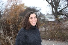 – Den tradisjonelle livsstilen er truet mange steder i verden, ikke bare artsmangfoldet i naturen. Derfor haster det med å kartlegge hvordan medisinplanter blir brukt, sier postdoktor Irene Teixidor-Toneu, her i Botanisk hage i Oslo. Foto: Dag Inge Danielsen/UiO