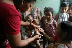 Verdens vaksinasjonsuke: et barn blir vaksinert mot hepatitt B i India. Foto: UNDP/Piyal Adhikary