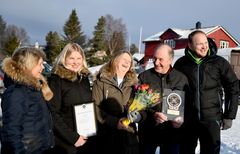 God stemning under utdelingen. Fra venstre: Administrerende direktør i Matmerk Nina Sundqvist, yster Rasa Augustinaviaene, osteprodusenter Gunn Brennum og mannen Ingulf Galåen og statsråd Jon Georg Dale. Foto: Matmerk