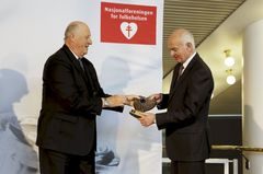 H. M. Kong Harald delte 3. februar ut Nasjonalforeningen for folkehelsens Hjertepris 2015 til professor dr.med. Terje Pedersen. Foto: Paal Audestad