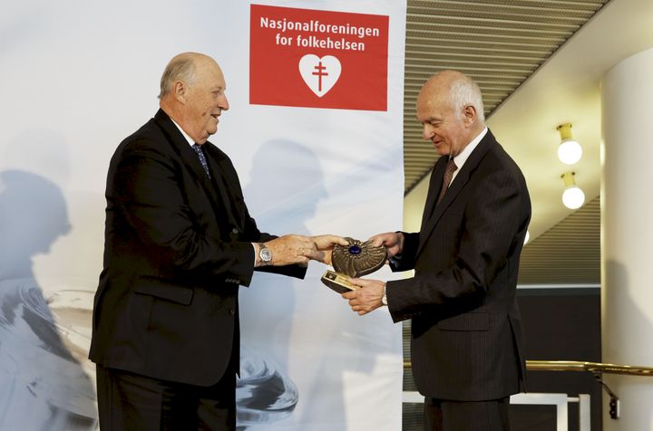 H. M. Kong Harald delte 3. februar ut Nasjonalforeningen for folkehelsens Hjertepris 2015 til professor dr.med. Terje Pedersen. Foto: Paal Audestad