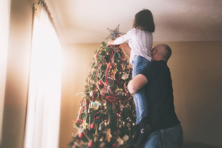 Julen kan være en vanskelig tid for mange, spesielt for barnefamilier der pengene ikke strekker til. Via FINN kan man be om hjelp, og tilby hjelp. Foto: Getty Images